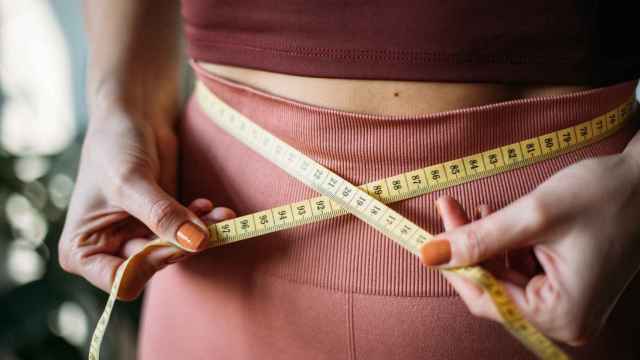 Mujer midiendo su cintura: dieta y ejercicio no es todo lo que necesitas para adelgazar