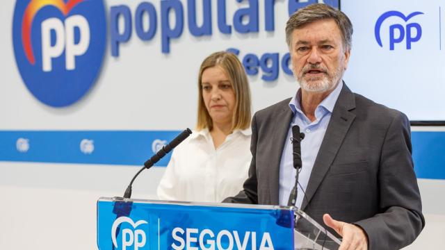 El secretario autonómico del PPCyL y vicepresidente 1º de la Cortes de Castilla y León, Francisco Vázquez, junto con la Procuradora, Mª Ángeles García, analiza diversos temas de actualidad