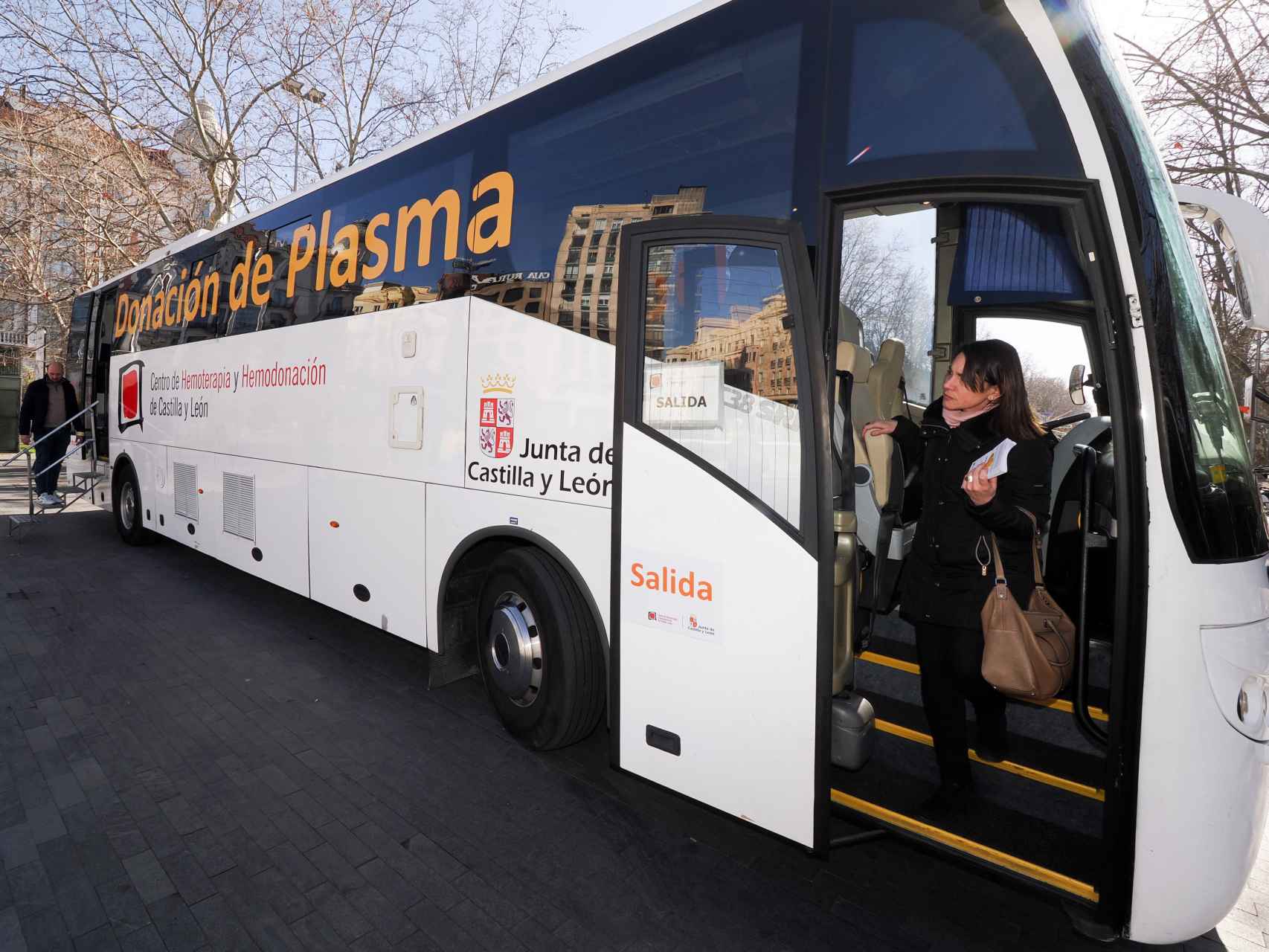 Imagen de la nueva unidad móvil de donación de plasma, este lunes en Valladolid.
