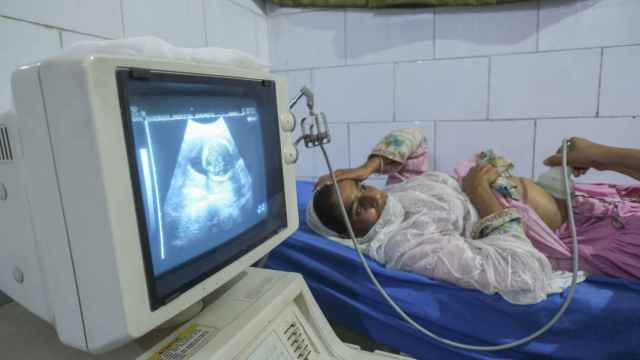 Akhtar Be (21), embarazada de 5 meses, se hace una ecografía en el Centro de Salud Comunitario de Surnakote Jammu, India.