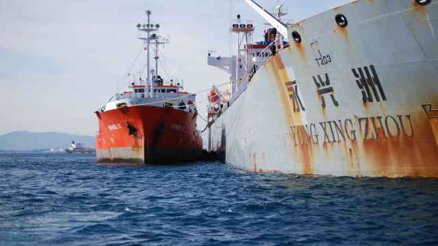 Una 'flota fantasma' y un 'Prestige' en potencia: qué supone el trasvase de crudo ruso en aguas del Estrecho