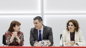 Pedro Sánchez, este lunes junto a Cristina Narbona y María Jesús Montero en la sede del PSOE
