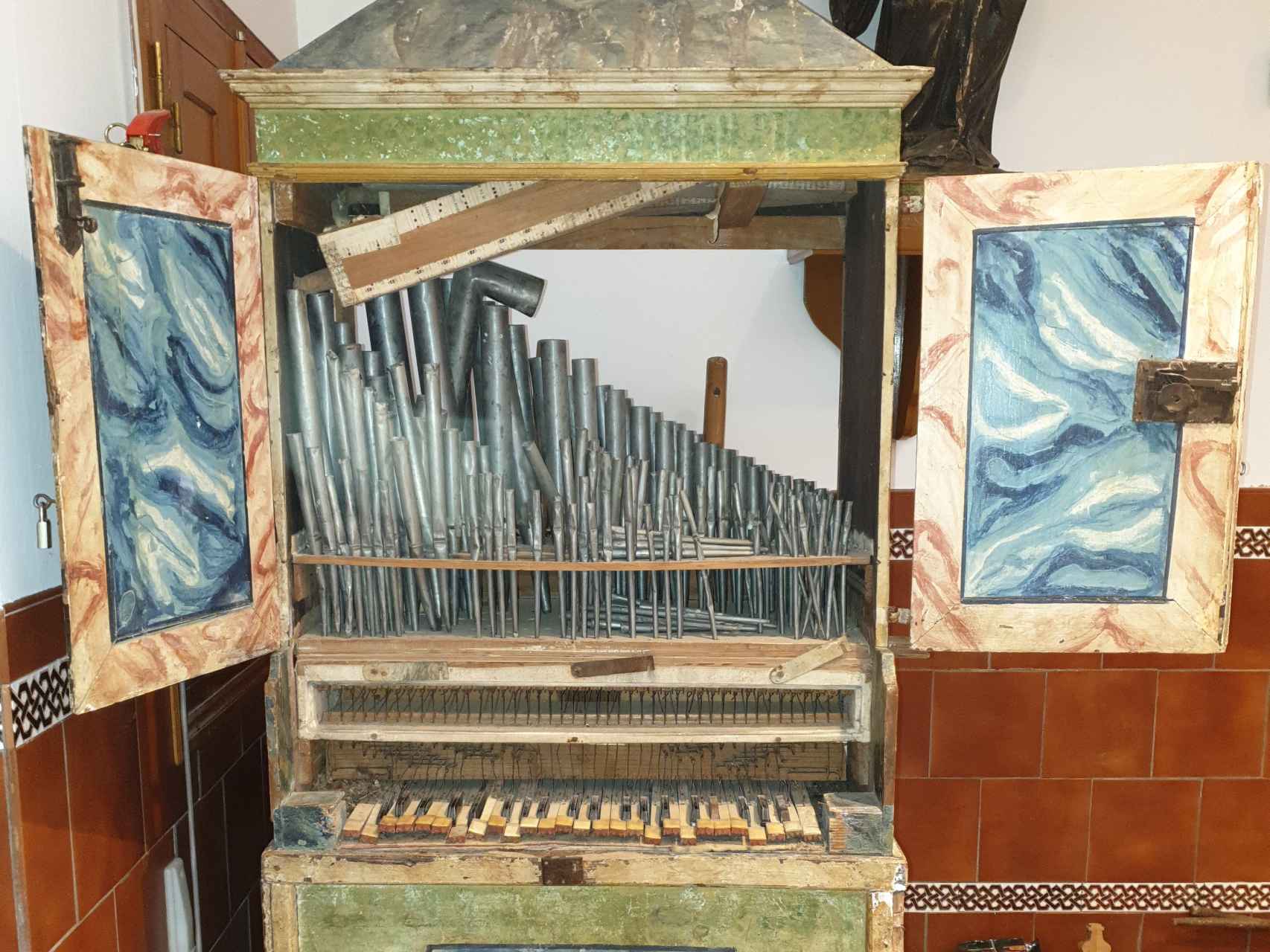 El órgano realejo de la iglesia parroquial de San Juan Bautista de Camarena (Toledo).