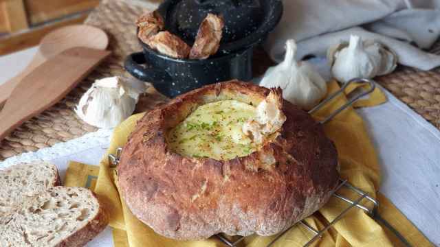 Pan relleno de queso al horno, un plato para compartir y celebrar el día del queso