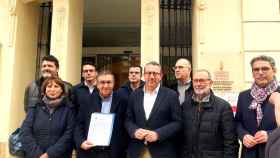 Los alcaldes y portavoces del PP en l'Alacantí, este martes ante la Casa de las Brujas.