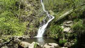 Esta ruta de senderismo con una cascada de 30 metros se ha vuelto famosa en España