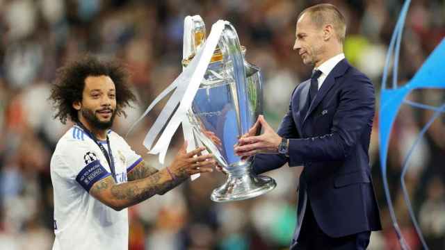 Ceferin da el trofeo de la Champions League a Marcelo, capitán del Real Madrid