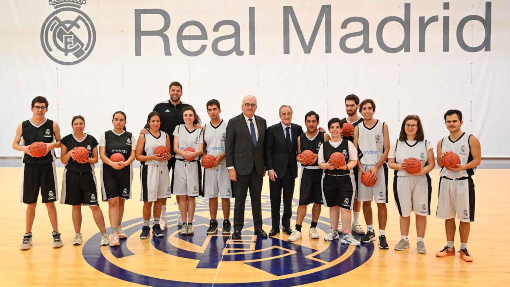 José Bogas, Florentino Pérez y Felipe Reyes con beneficiarios de las escuelas sociodeportivas de la Fundación Real Madrid