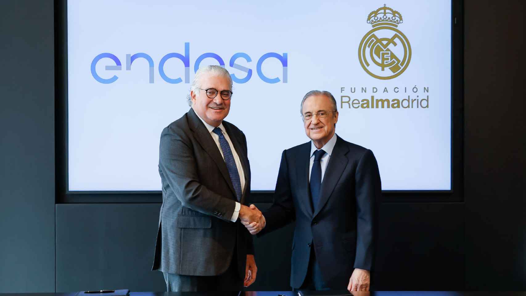 José Bogas, consejero delegado de Endesa, y Florentino Pérez, presidente del Real Madrid, tras firmar un acuerdo