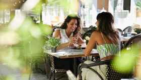 Dos jóvenes comen en uno de los restaurantes de Casa Carmen. Foto: Instagram.