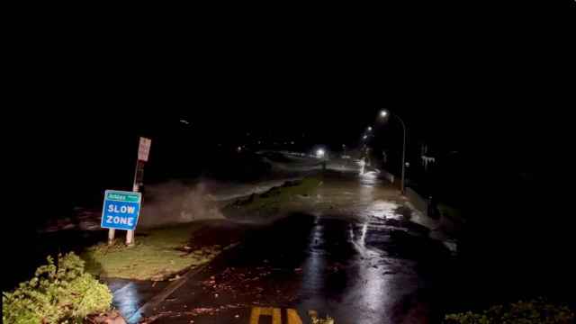 Una vista muestra el aumento de las mareas altas debido al ciclón Gabrielle en Arkles Bay, Auckland, Nueva Zelanda.