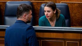 La ministra de Igualdad, Irene Montero, conversa con el portavoz de ERC, Gabriel Rufián.