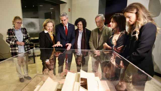 El vicepresidente de Cantabria, Pablo Zuloaga, y la vicepresidenta del Gobierno, Nadia Calviño, observan la maqueta del futuro Museo de Prehistoria y Arqueología de Cantabria.