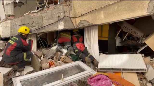 Bomberos de Sevilla participan en las labores de rescate tras el terremoto de Turquía.