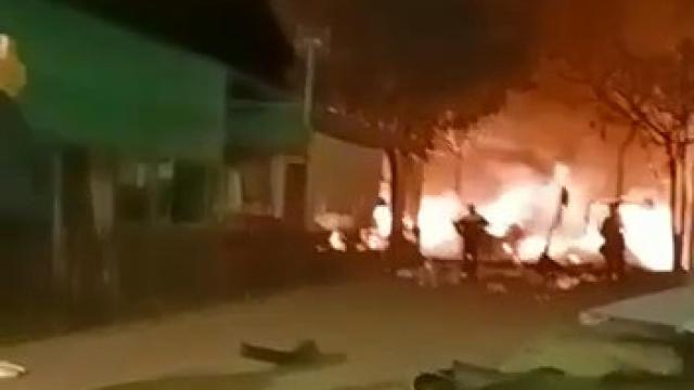 Clientes del Camping de Bolnuevo grabando los efectos del fuego.