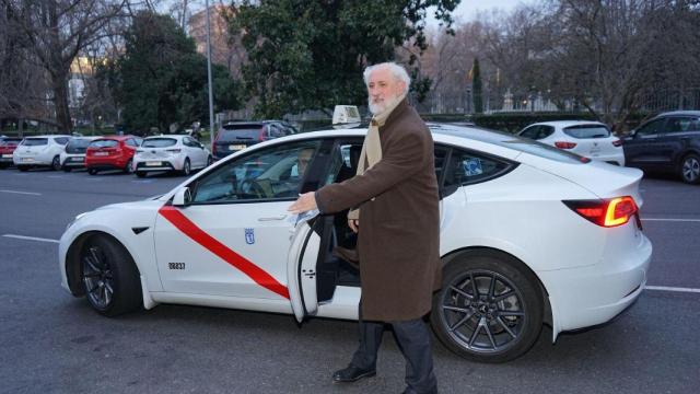 Luis Cueto ha llegado al acto en un taxi para mostrar su apoyo al colectivo.