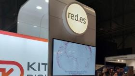 Logo de Red.es en el stand que la entidad pública instalado en la edición 2023 de Fitur.