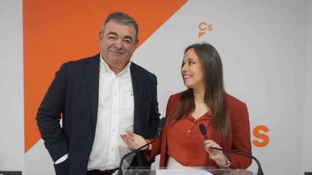 Justo Fernández, nuevo candidato a la alcaldía de León por Ciudadanos, junto Gemma Villarroel.