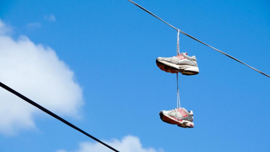 El verdadero significado de las zapatillas colgadas en los cables
