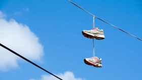 El verdadero significado de las zapatillas colgadas en los cables eléctricos