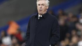 Carlo Ancelotti, con su habitual gesto en la banda del Bernabéu.