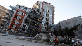 Edificios a punto de colapsar en Hatay (Turquía) tras el terremoto.
