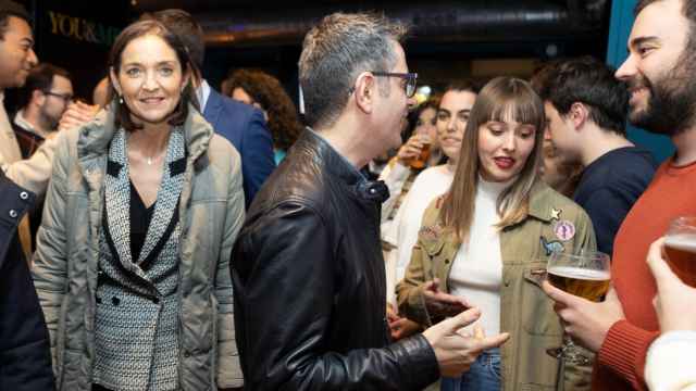 El ministro de Presidencia, Félix Bolaños, y la candidata del PSOE a la Alcaldía, Reyes Maroto, en el bar You&Me, este miércoles en Chueca (Madrid).