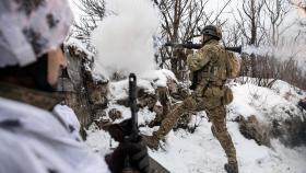 Bohdan, Fritz, el adjunto del comandante de la unidad en la 79a Brigada de Asalto Aéreo, dispara una granada propulsada por cohete (RPG) hacia posiciones rusas en Donetsk.