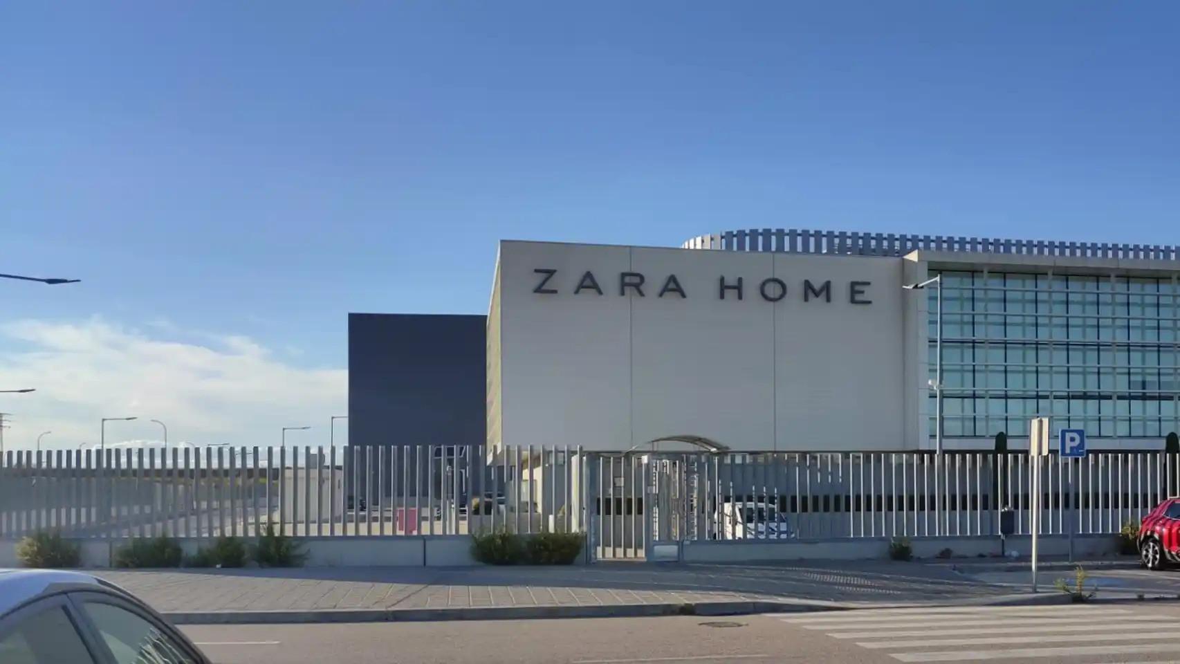 La locura por el espejo de pie de Zara Home con marco de madera de roble:  cuesta 100 euros