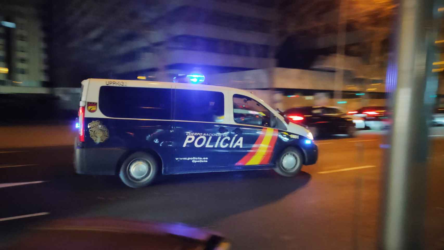 Un furgón de Policía recorre la calle Rosario Pino, donde ha tenido lugar el evento.