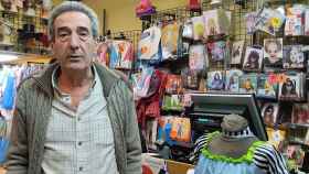 Fernando Galindo en su tienda de disfraces de Valladolid