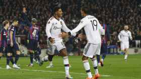 Varane y Rashford celebran el segundo gol del United.