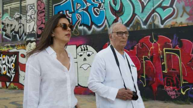 La artista Anna Dimitrova y Carlos Saura en un momento de 'Las paredes hablan'