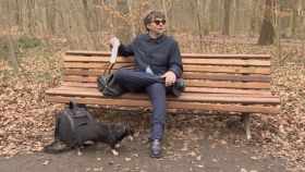 El coreógrafo Marco Goecke y su perro, durante una entrevista con la cadena NDR.