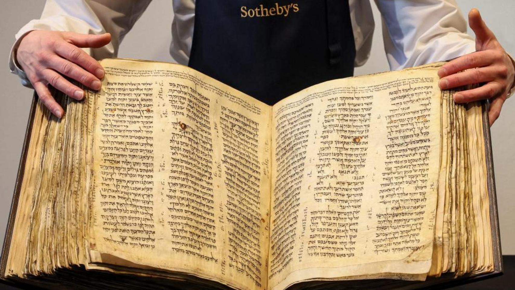 La biblia hebraica más completa y antigua, a subasta en Sotheby's a partir  de 30 millones