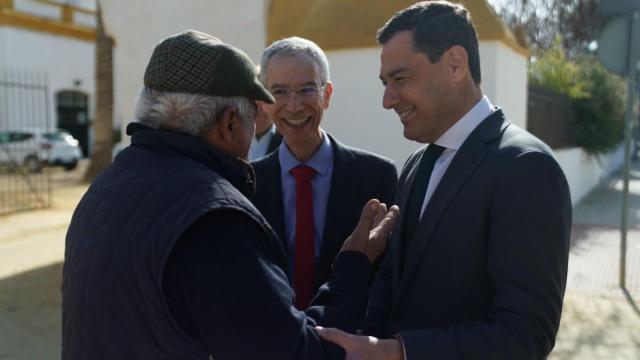 El presidente de la Junta, Juanma Moreno, junto al nuevo candidato del PP, Curro Jiménez.