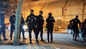 Agentes de la Policía Nacional desplegados por el concierto del rapero trinitario Rochy RD, la madrugada de este jueves, en Madrid.