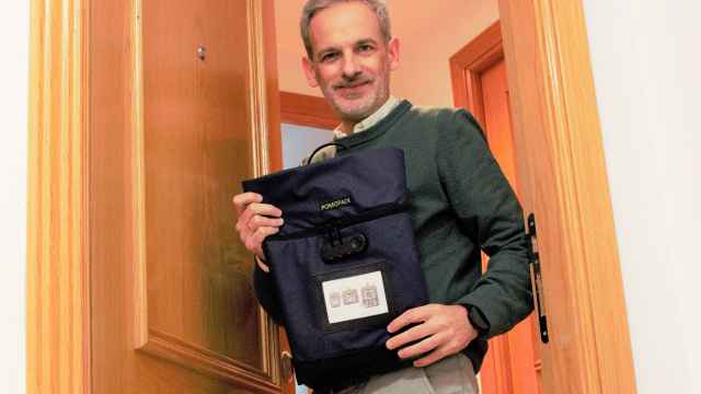 Miguel  Ángel Rodríguez posa con la bolsa Pomopack en la puerta de su casa.