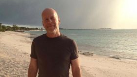 La fotografía de Bruce Willis en una playa compartida por la familia para anunciar el diagnóstico del actor.
