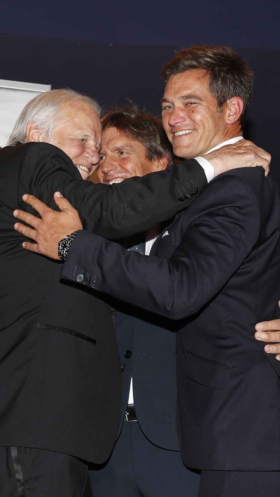 El Cordobés, feliz, abrazándose a dos de sus hijos, Julio y Manuel Díaz, este pasado martes.