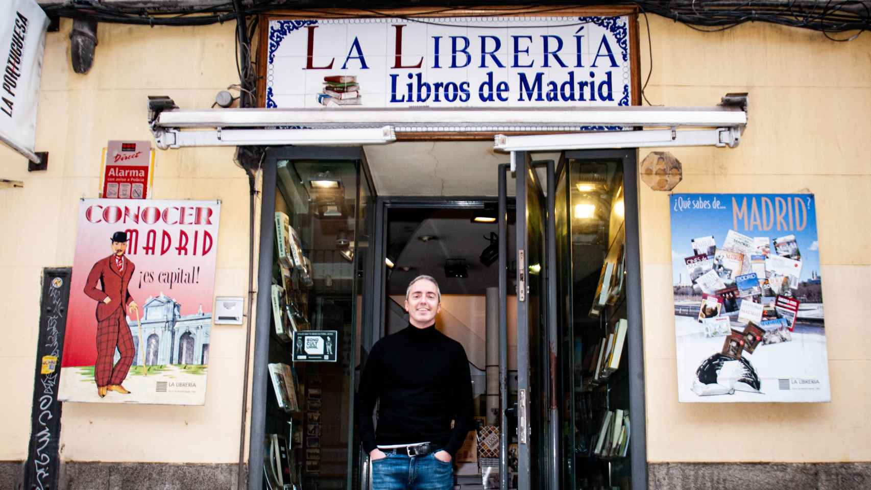 Manuel García del Moral, gerente de La Librería, a las puertas del local.