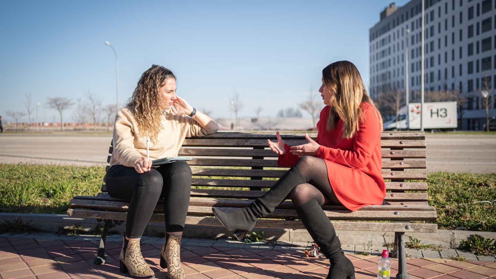 Alejandra Jacinto y la periodista Irene P. Nova durante su entrevista con Madrid Total.