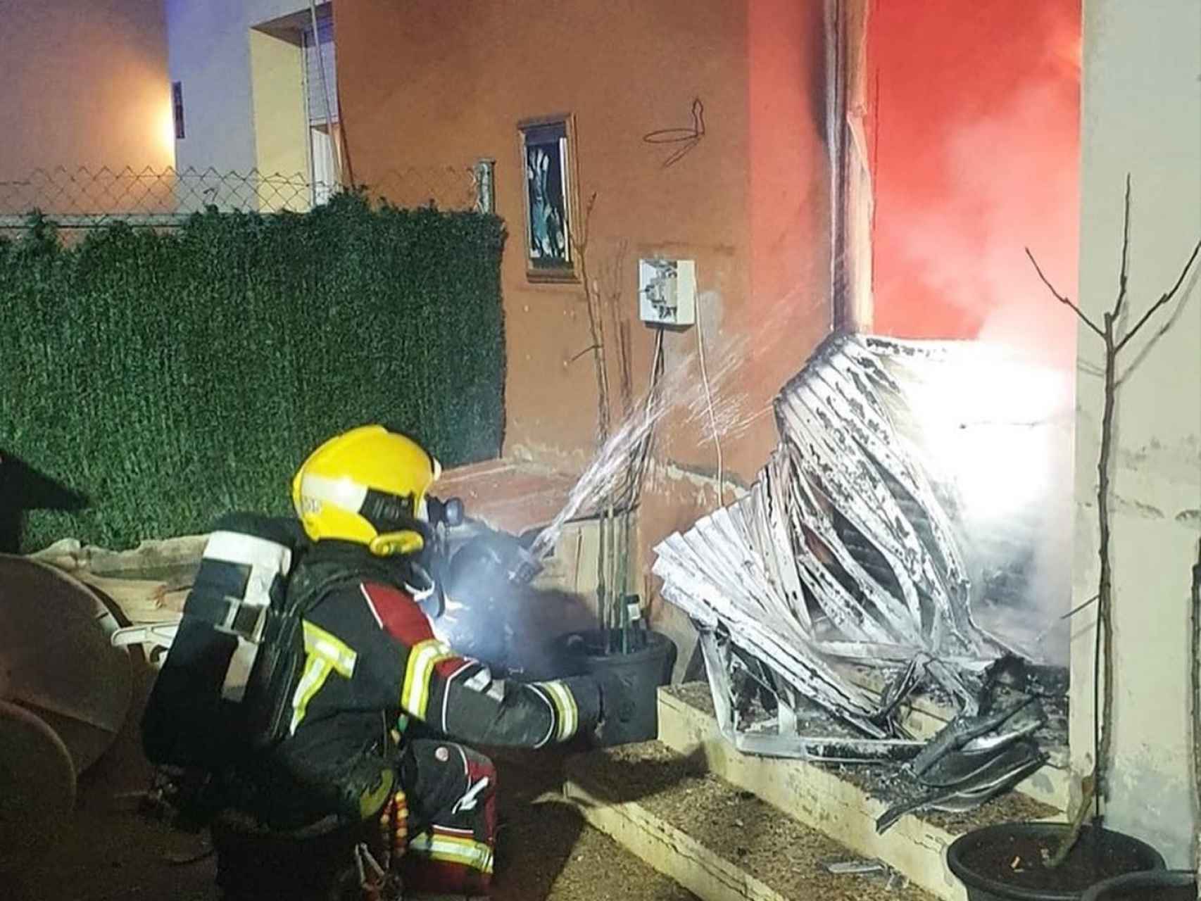 Un bombero del CPEIS Toledo trata de apagar las llamas.