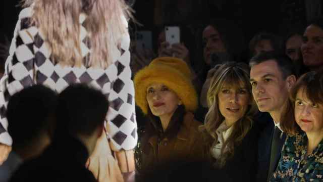 Pedro Sánchez, junto a su esposa, Begoña Gómez (sentada al lado de Luz Casal), en primera fila del desfile de Teresa Helbig en la Madrid Fashion Week. A su lado, la directora del Museo del Traje, Helena López del Hierro.