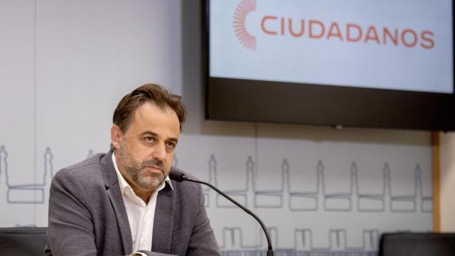 Fernando Castaño en la rueda de prensa tras el pleno extraordinario.