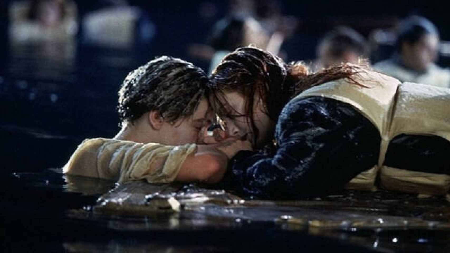 Jack le ofrece la tabla entera a Rose tras el hundimiento del Titanic.