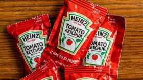 Así se abre correctamente un sobre de ketchup: el truco que no conocías