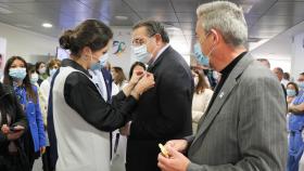 Jesús Fernández Sanz, en el centro, este viernes en el hospital de Valdepeñas.