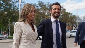 Pablo Casado y su mujer, a su llegada al Congreso Extraordinario del PP en abril del año pasado en Sevilla.