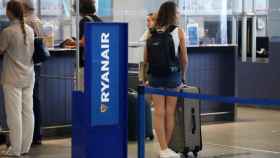 Cientos de turistas hacen colas en los puestos de embarque de Ryanair